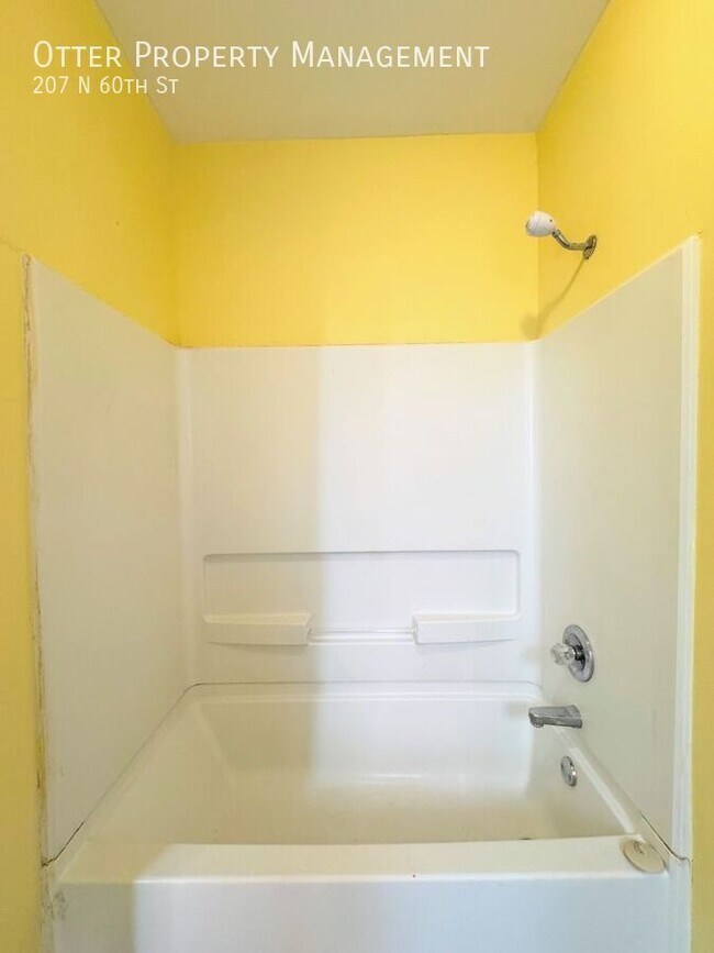 Building Photo - 207 N 60th St