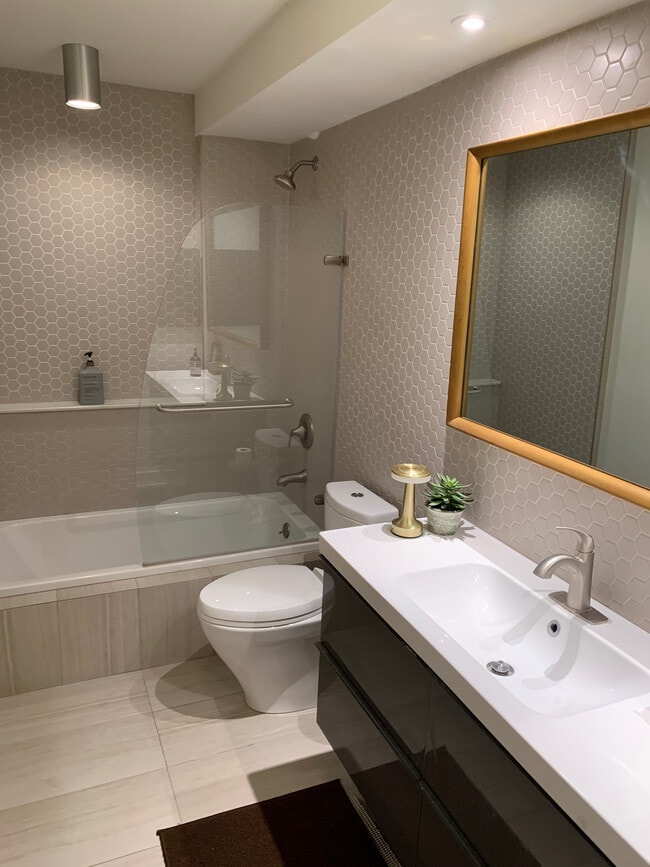 Completely renovated bathroom - 1100 N Shore Dr NE