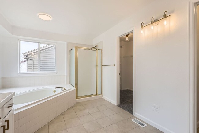 Building Photo - **Spacious, Light-Filled 4 bed, 4 bath wit...