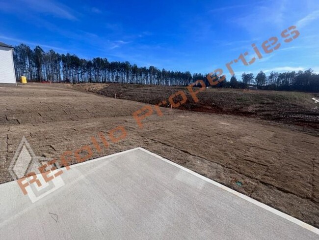 Building Photo - Beautiful 5 Bedroom 3 Bath 2-Car Garage Ho...