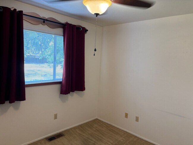 Building Photo - Cozy Country Home in the Suburb