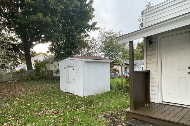 Building Photo - 196 W 6th St