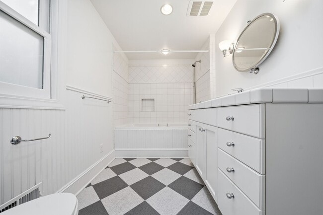 Building Photo - Three bedroom and Two Bathroom home in Portland Heights! Gourmet Kitchen and incredible natural L...