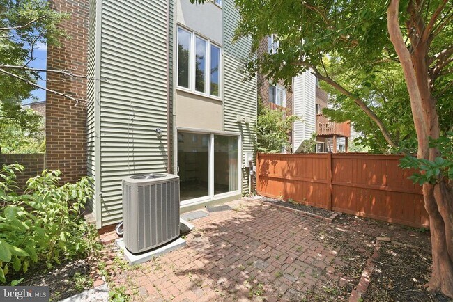 Building Photo - 975 S Taylor St