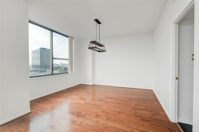 Building Photo - 15 Greenway Plz