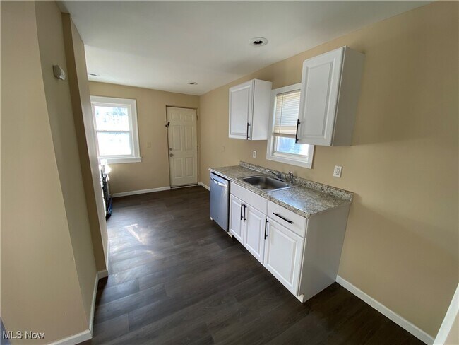Building Photo - 5161 Greenhurst Dr