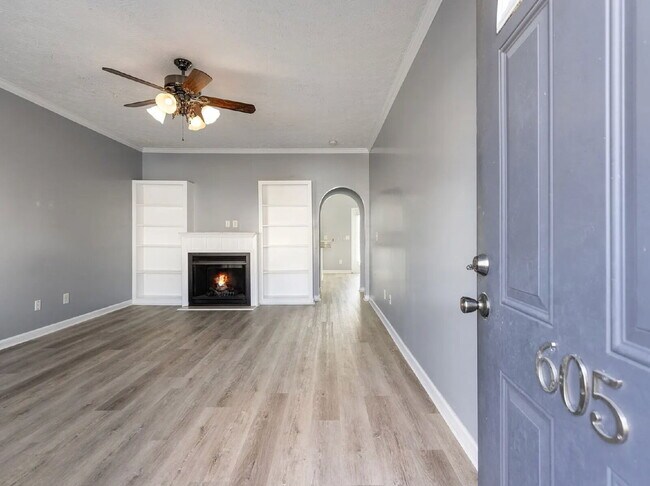 Building Photo - Renovated End-Unit Townhome with Spacious Primary Suite