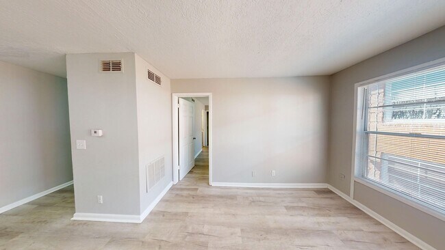Building Photo - Spacious 1Bed/ 1Bath in Riverside   ** Upstairs Unit & Water Included **