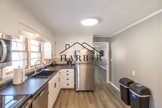 Building Photo - 5th Avenue SE Duplex