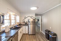 Building Photo - 5th Avenue SE Duplex
