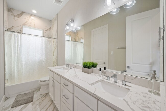 Building Photo - 823 Mansfield St