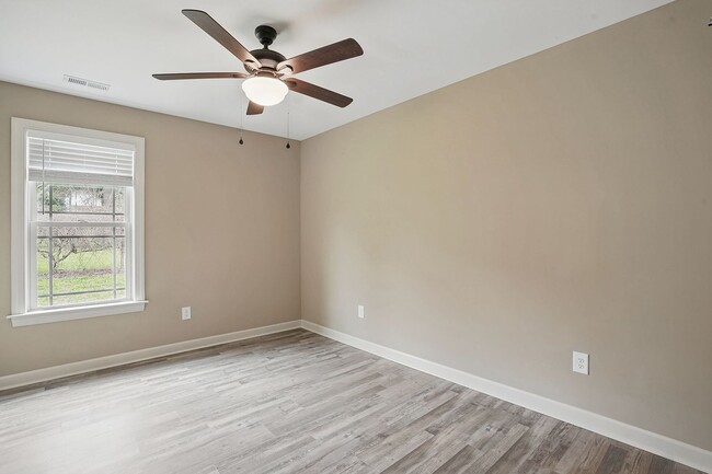 Building Photo - AVAILABLE NOW!  LIKE NEW! Cute One-Story R...
