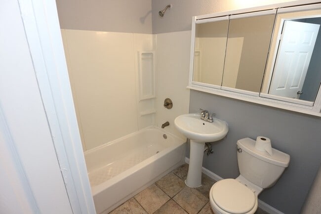 Building Photo - Newly Remodeled 3 Bedroom Home