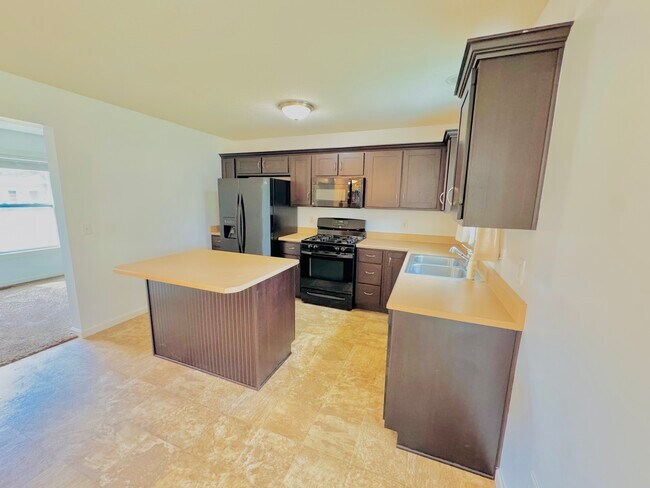 Building Photo - 2102 Oakwood Dr