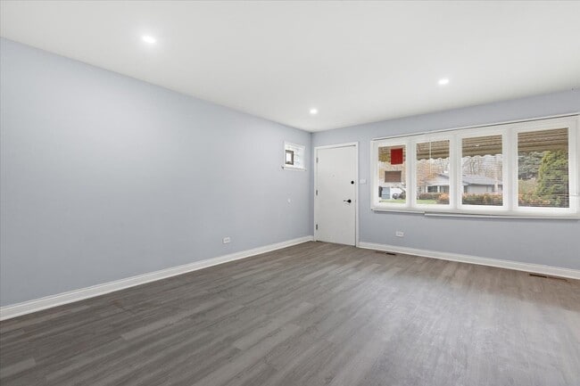Building Photo - 1303 Balmoral Ave
