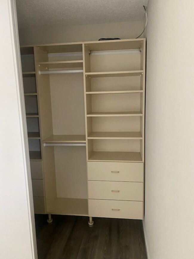 Building Photo - Lovely and Spacious 2BR 2.5BA Condo in Gre...