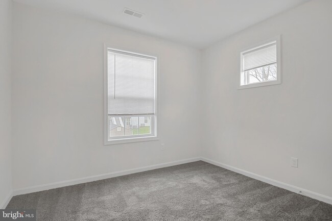 Building Photo - 327 Quincy Dr