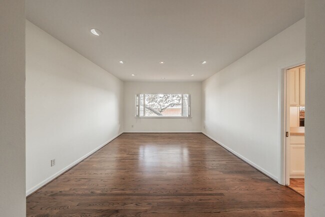 Building Photo - 2-bedroom, 2-bath condo located in the highly desirable Ridglea North neighborhood.