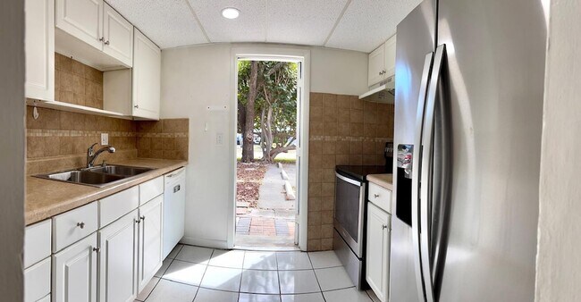 Building Photo - 1407 NE 56th St