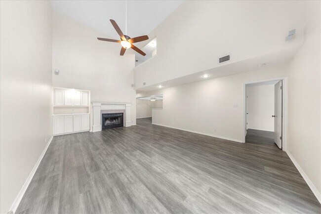 Building Photo - 10900 Crown Colony Dr