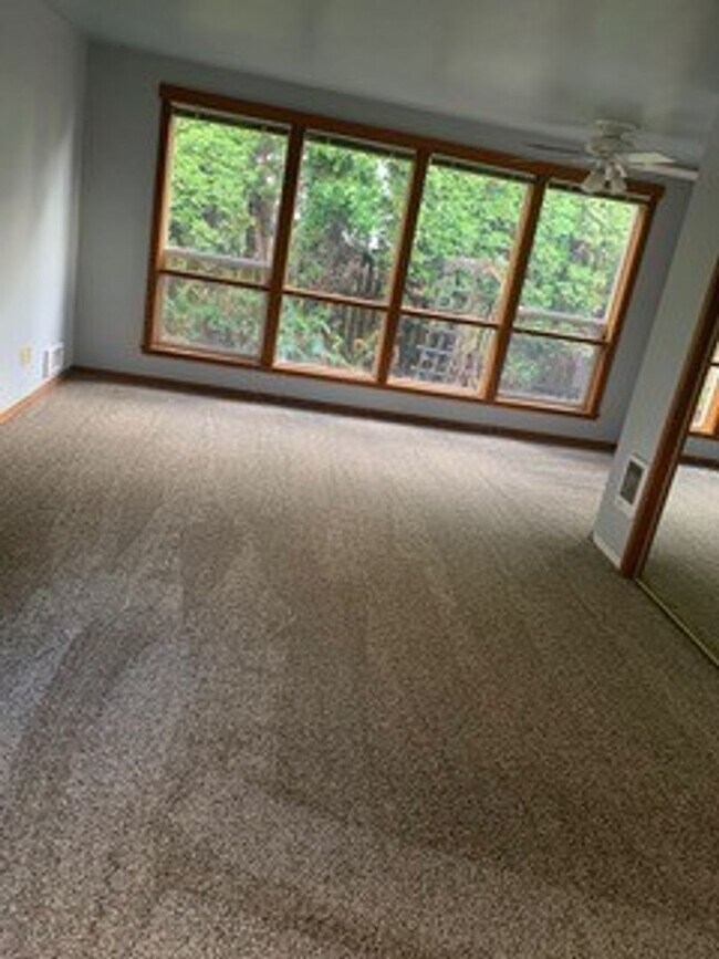 Building Photo - Exceptional Home in North Bend