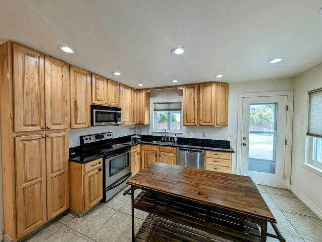 Building Photo - BEAUTIFUL 4 Bed 2 Bath Hampden Neighborhoo...