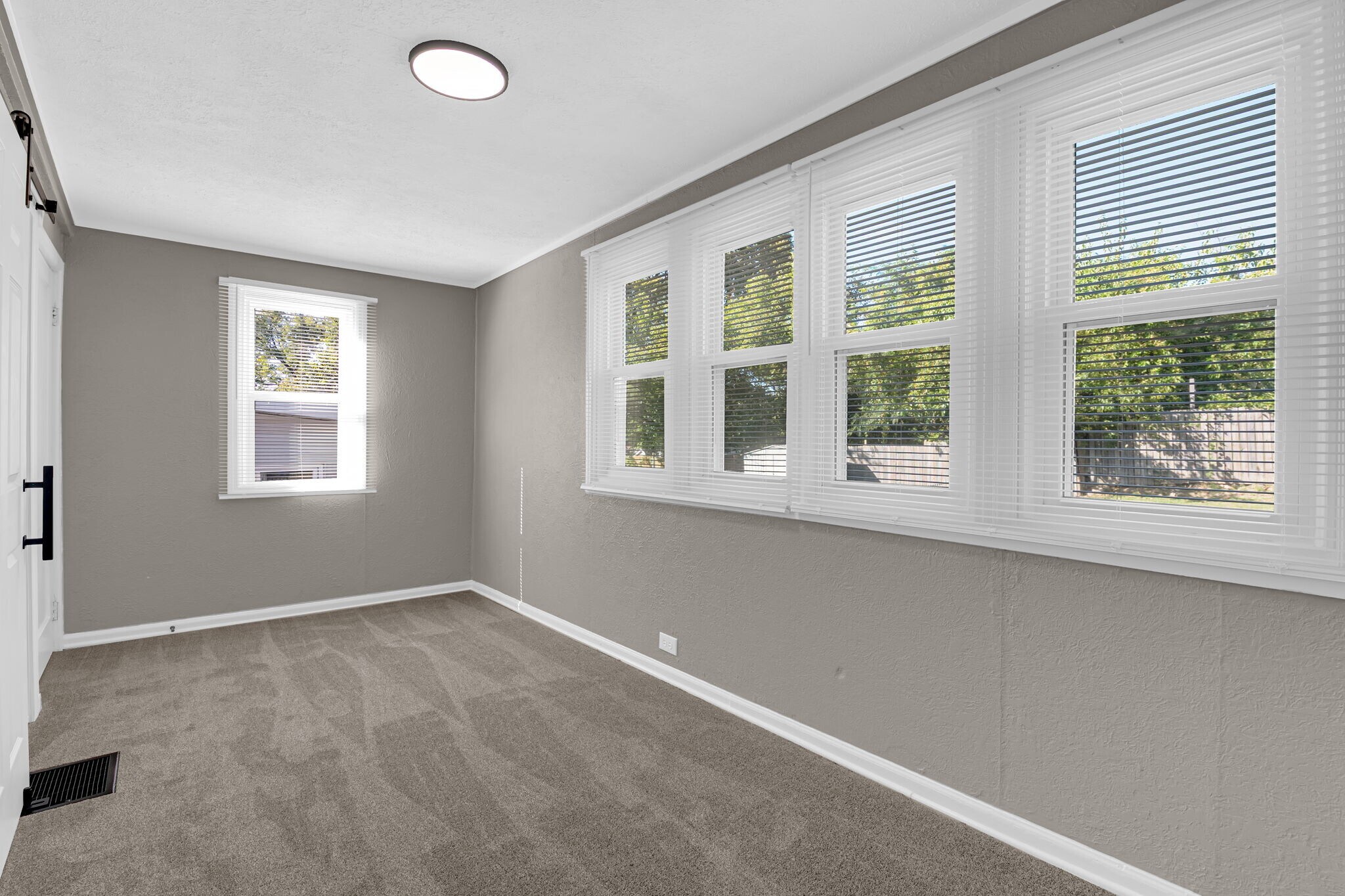 Building Photo - 9919 Clyde Ave