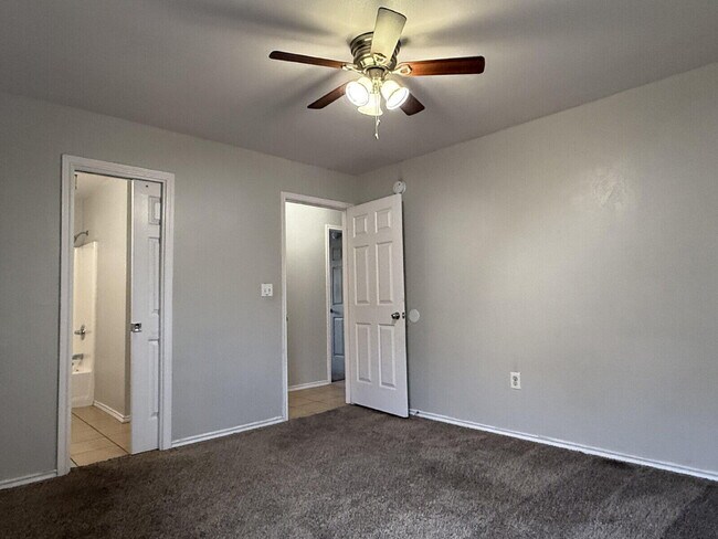 Building Photo - 304 N Brentwood Ave