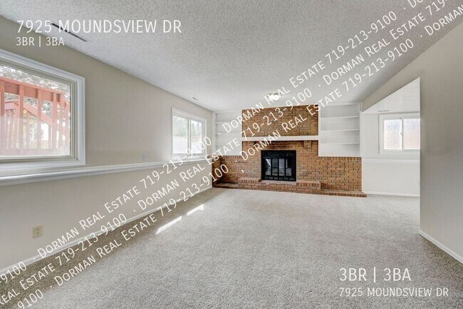 Building Photo - Huge Sunroom with Tons of Natural Light!