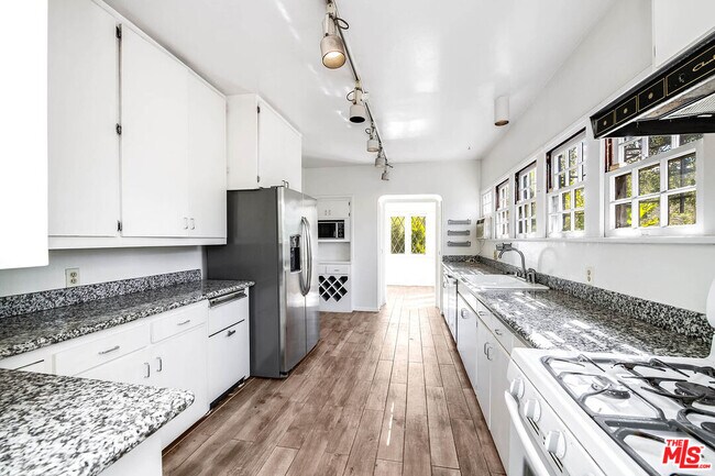 Building Photo - 2441 Glendower Ave