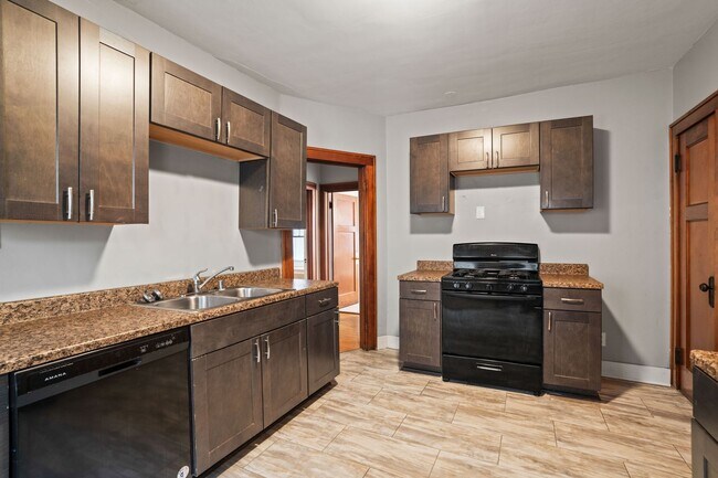 Building Photo - Rare 2 bedroom Lower