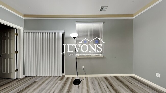 Building Photo - Experience this beautiful SeaTac single-family home with an equipped kitchen, high ceilings, near...