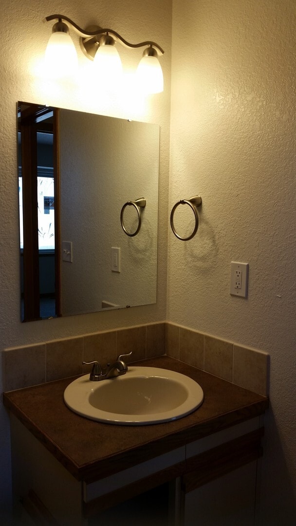 Building Photo - Condo for Rent
