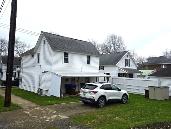 Building Photo - 301 Bank St