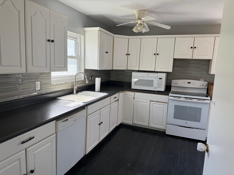 Building Photo - 475 Robinwood Ave