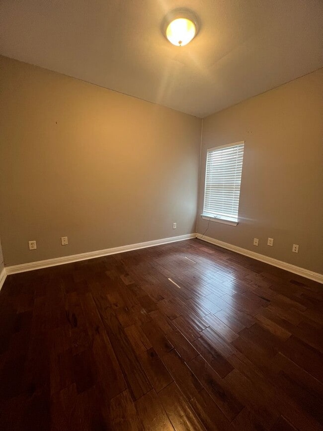 Building Photo - Spacious 3BR Home with Bonus Room in Prime...