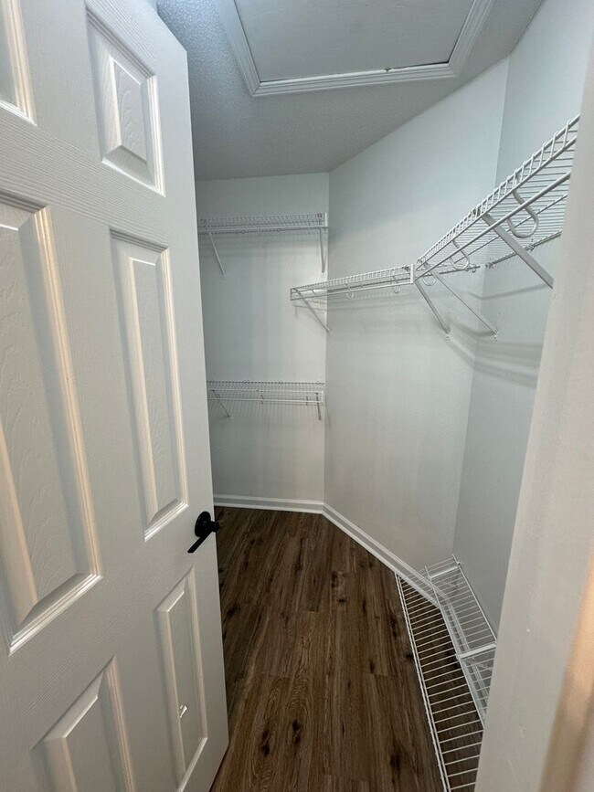 Building Photo - S204