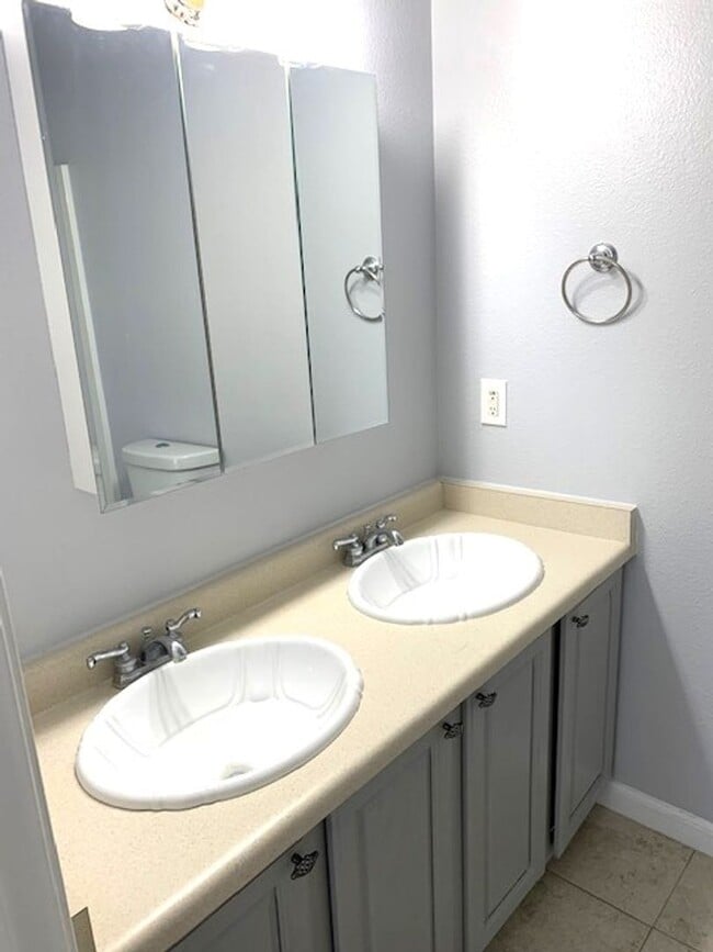 Building Photo - 3 bedroom home in Spring Creek with a garage