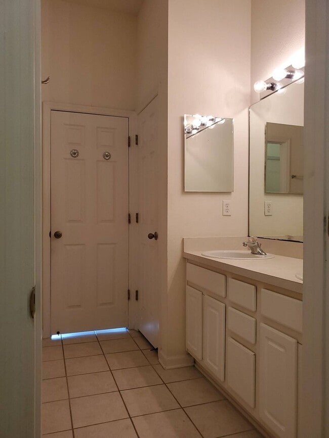 Building Photo - Lovely 2/2.5 in Bartram Park