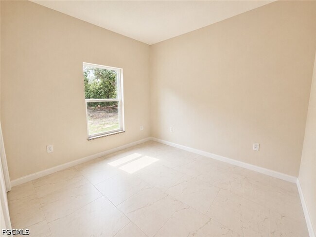 Building Photo - 2617 Queen Dr