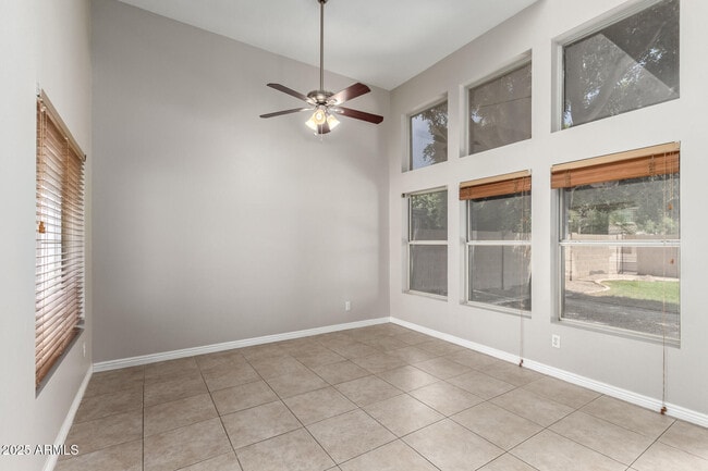 Building Photo - 913 W Juanita Ave