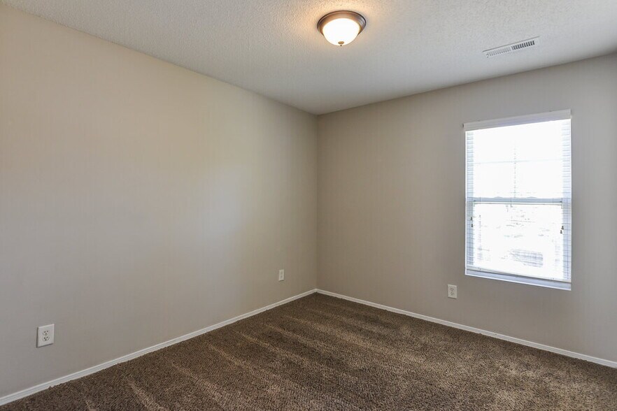 Building Photo - 3036 Van Dorn Rd