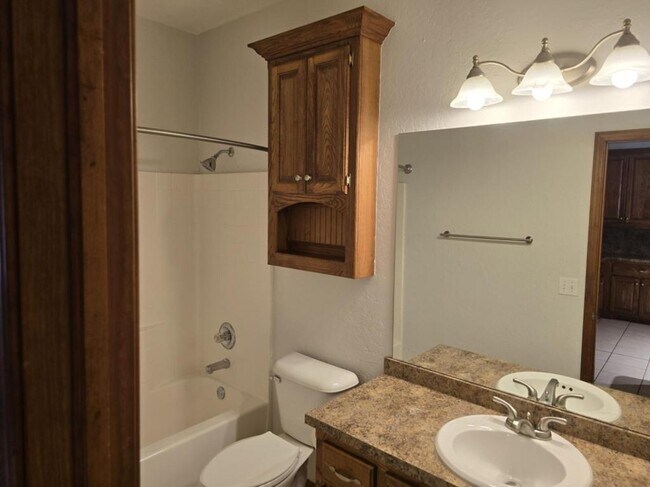 Building Photo - 902 SW 37th St