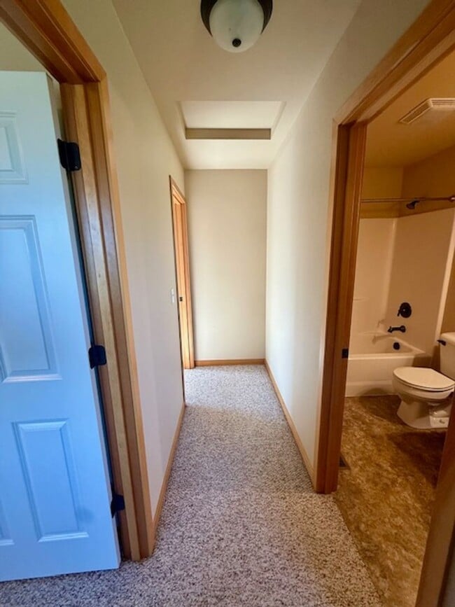 Building Photo - 3 Bedrooms 2 1/2 Bathroom Townhouse