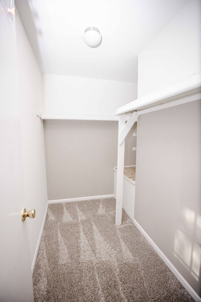 Building Photo - Beautiful Condo for Rent - Appliances included, washer and dryer hook ups, one and half bath, ver...