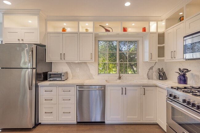 Building Photo - East End Hideaway