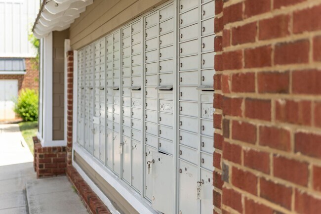 Building Photo - 3 Bedroom Flat, End unit Apartment - Available at Woodlands with $500 deposit. Ask your leasing a...