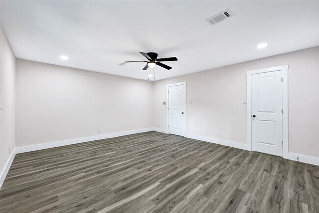 Building Photo - 7707 12 Fairway Ln