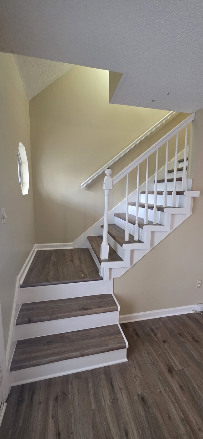 Building Photo - 2902 Meadowhill Dr