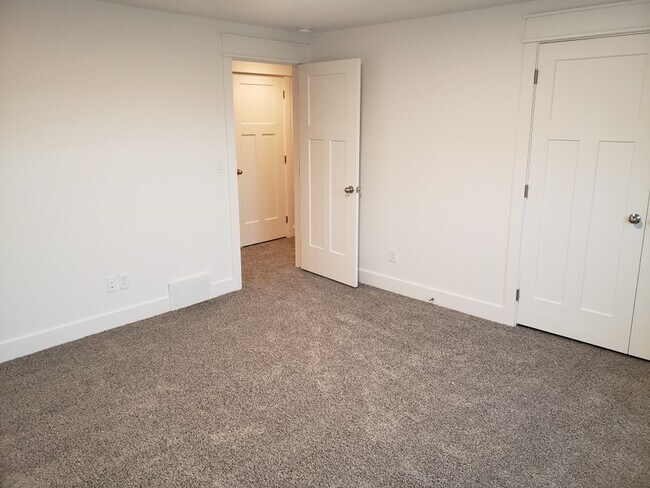 Building Photo - 1641 N 600 E